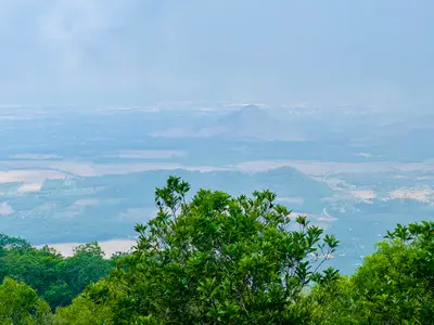 Đỉnh La Bàn - tảng đá phẳng khổng lồ cao nhất khu vực ngắm toàn cảnh sườn núi - ảnh: Bang